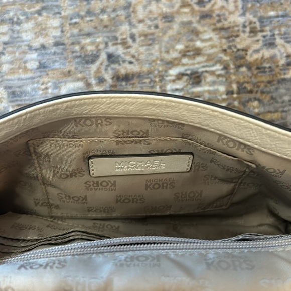 Michael Kors bag. Small. Cream color with gold hardware - Picture 9 of 9